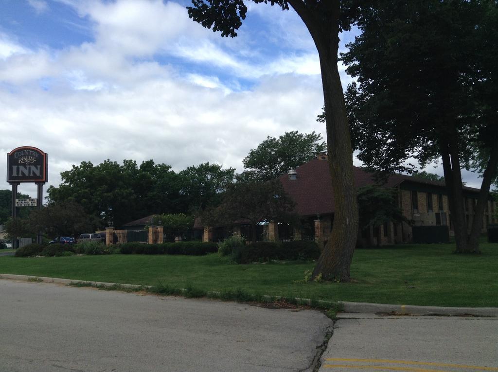 Americinn And Suites By Wyndham Delafield-Waukesha-Milwaukee Exterior photo