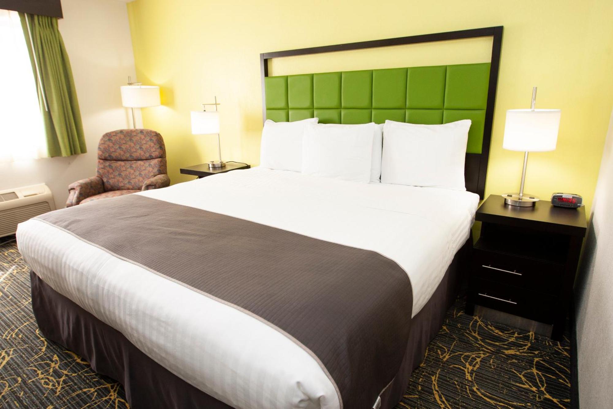 Americinn And Suites By Wyndham Delafield-Waukesha-Milwaukee Room photo