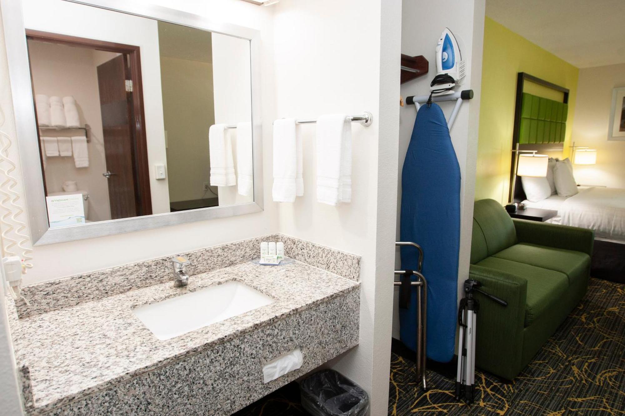 Americinn And Suites By Wyndham Delafield-Waukesha-Milwaukee Room photo