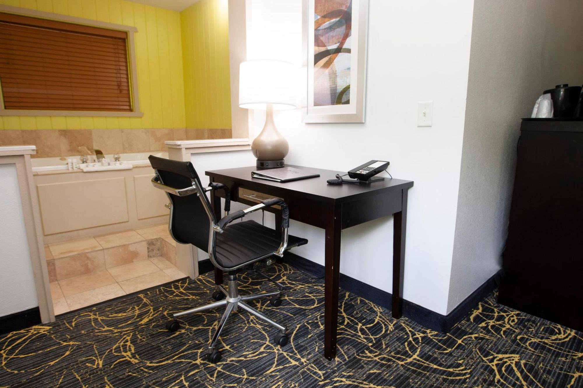 Americinn And Suites By Wyndham Delafield-Waukesha-Milwaukee Room photo