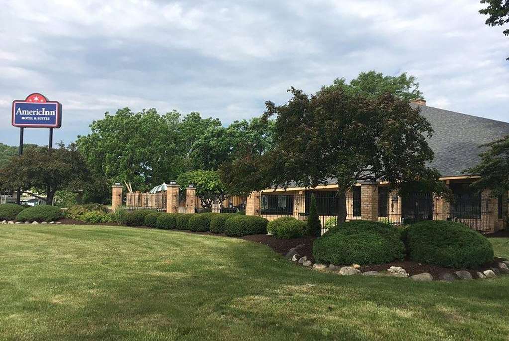 Americinn And Suites By Wyndham Delafield-Waukesha-Milwaukee Exterior photo